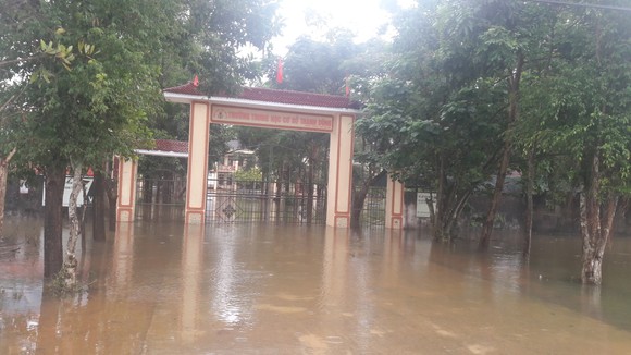 Hà Tĩnh: Giao thông chia cắt, hàng trăm nhà dân bị ngập lụt ảnh 1