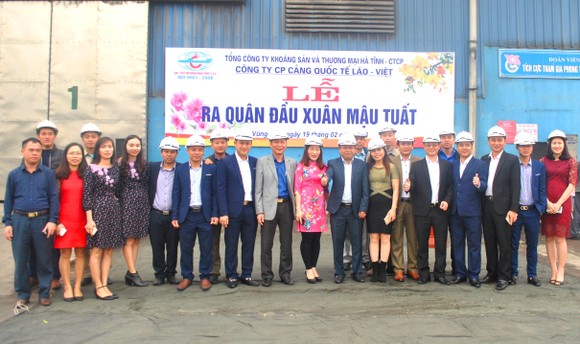 Lãnh đạo UBND tỉnh Hà Tĩnh đến chúc mừng cán bộ, công nhân viên Công ty Cổ phần Cảng Quốc tế Lào - Việt tại lễ ra quân đầu xuân năm mới Mậu Tuất 2018