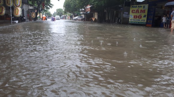 Đường Nguyễn Công Trứ ở thành phố Hà Tĩnh ngập sâu trong nước