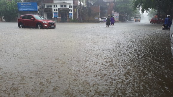 Clip: Mưa trắng trời, nhiều đường phố ở Hà Tĩnh bị ngập chìm trong biển nước ảnh 1