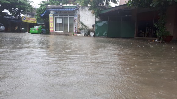 Clip: Mưa trắng trời, nhiều đường phố ở Hà Tĩnh bị ngập chìm trong biển nước ảnh 2