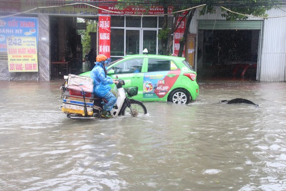 Clip: Mưa trắng trời, nhiều đường phố ở Hà Tĩnh bị ngập chìm trong biển nước ảnh 15