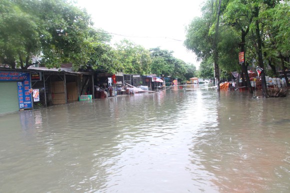 Clip: Mưa trắng trời, nhiều đường phố ở Hà Tĩnh bị ngập chìm trong biển nước ảnh 13