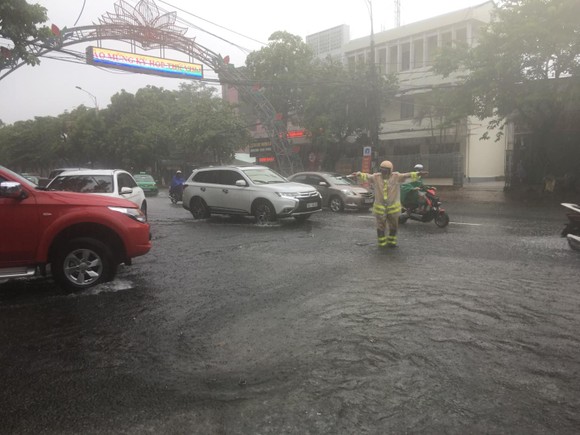 Clip: Mưa trắng trời, nhiều đường phố ở Hà Tĩnh bị ngập chìm trong biển nước ảnh 11