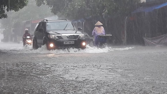 Clip: Mưa trắng trời, nhiều đường phố ở Hà Tĩnh bị ngập chìm trong biển nước ảnh 3