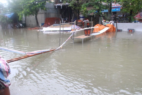 Clip: Mưa trắng trời, nhiều đường phố ở Hà Tĩnh bị ngập chìm trong biển nước ảnh 10