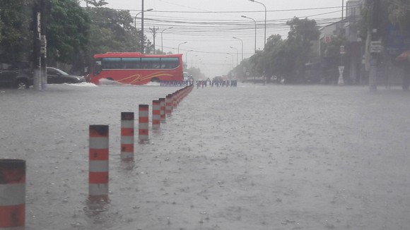 Clip: Mưa trắng trời, nhiều đường phố ở Hà Tĩnh bị ngập chìm trong biển nước ảnh 4