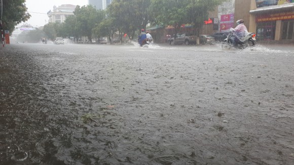 Clip: Mưa trắng trời, nhiều đường phố ở Hà Tĩnh bị ngập chìm trong biển nước ảnh 9