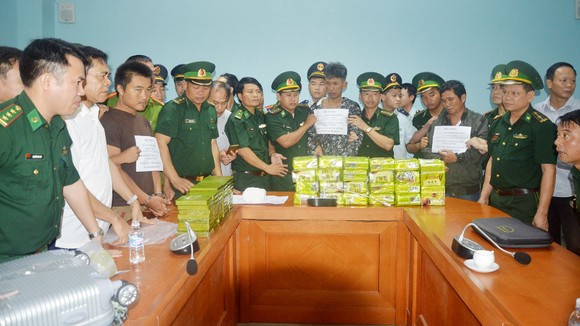 CLIP NÓNG: Phá chuyên án “khủng” bắt giữ 52 bánh heroin và 25kg ma túy đá ảnh 3