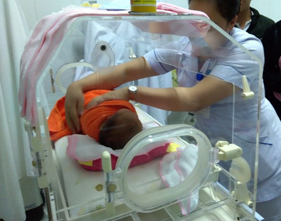 Bé gái sơ sinh bị bỏ rơi được chuyển về Làng trẻ mồ côi Hà Tĩnh để chăm sóc, nuôi dưỡng