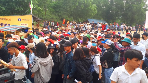 Ngày khai hội chùa Hương Tích thu hút đông đảo du khách ảnh 3