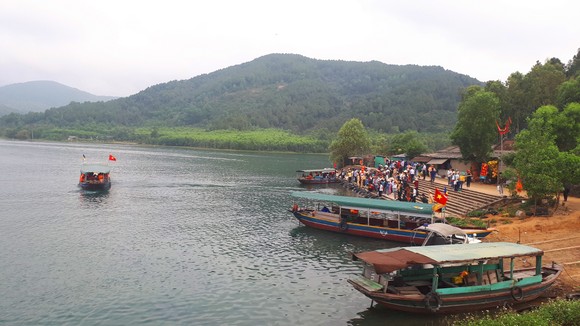 Ngày khai hội chùa Hương Tích thu hút đông đảo du khách ảnh 5