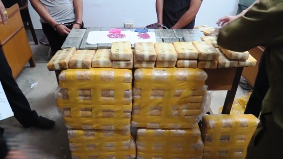 CLIP: Chặt đứt đường dây vận chuyển 600.000 viên ma túy và 36 bánh heroin từ Lào về Việt Nam ảnh 2