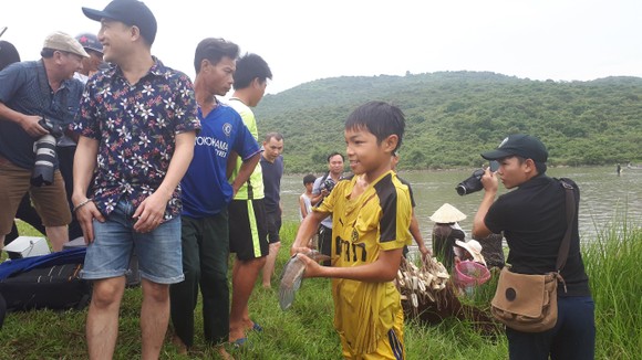 Hàng ngàn người dân nô nức tham gia lễ hội đánh cá "độc nhất" ở Hà Tĩnh ảnh 9