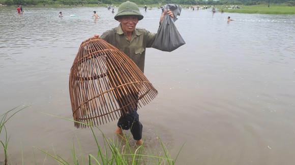 Hàng ngàn người dân nô nức tham gia lễ hội đánh cá "độc nhất" ở Hà Tĩnh ảnh 15