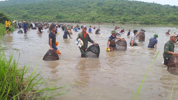 Hàng ngàn người dân nô nức tham gia lễ hội đánh cá "độc nhất" ở Hà Tĩnh ảnh 4