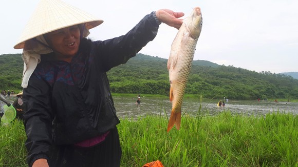 Hàng ngàn người dân nô nức tham gia lễ hội đánh cá "độc nhất" ở Hà Tĩnh ảnh 2