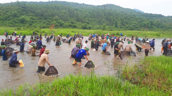 Hàng ngàn người dân nô nức tham gia lễ hội đánh cá "độc nhất" ở Hà Tĩnh ảnh 3