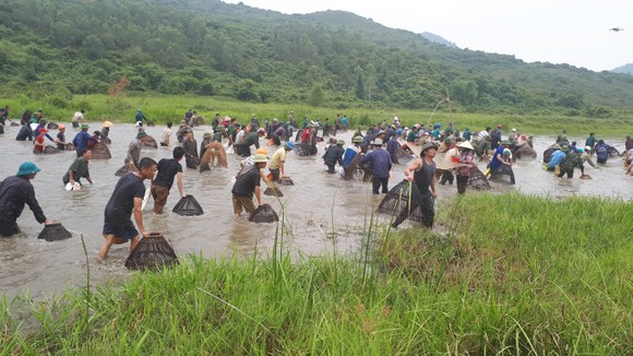 Hàng ngàn người dân nô nức tham gia lễ hội đánh cá "độc nhất" ở Hà Tĩnh ảnh 17