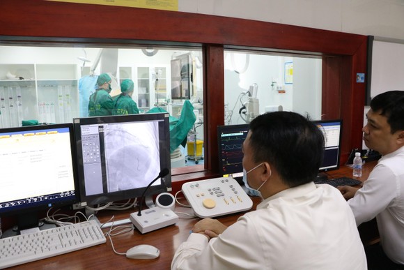 Bệnh viện Đa khoa Hà Tĩnh khai trương hệ thống chụp mạch số hoá xóa nền (DSA) ảnh 1