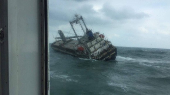 Tàu gặp sự cố trên biển Hà Tĩnh, 18 thuyền viên đã được đưa vào bờ an toàn ảnh 2