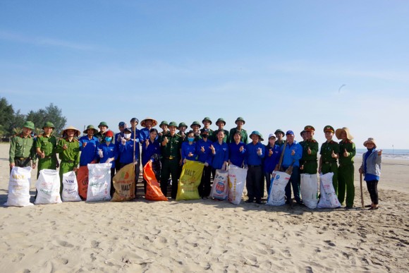 Hơn 1.000 đoàn viên thanh niên ra quân làm sạch môi trường bãi biển ở Hà Tĩnh ảnh 5