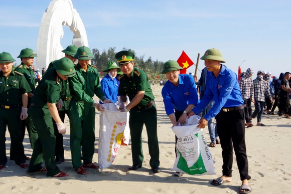 Hơn 1.000 đoàn viên thanh niên ra quân làm sạch môi trường bãi biển ở Hà Tĩnh ảnh 2
