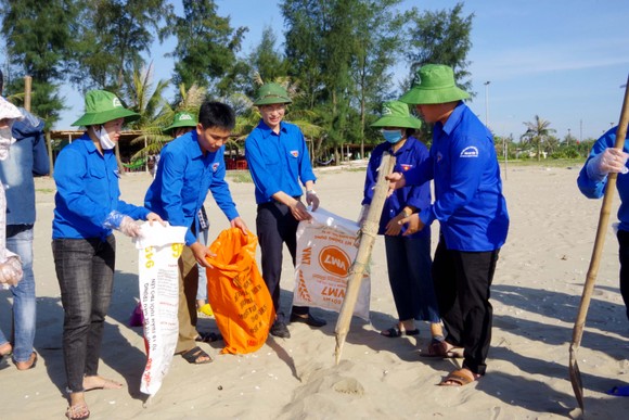 Hơn 1.000 đoàn viên thanh niên ra quân làm sạch môi trường bãi biển ở Hà Tĩnh ảnh 4