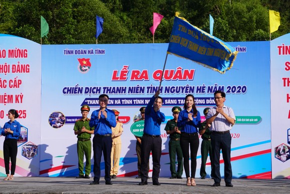 Hơn 1.000 đoàn viên thanh niên ra quân làm sạch môi trường bãi biển ở Hà Tĩnh ảnh 10