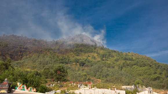 Vừa được khống chế, lửa bùng phát trở lại trên dãy núi ở Hà Tĩnh ảnh 4