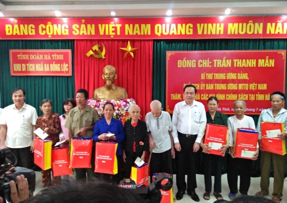 Chủ tịch Ủy ban Trung ương MTTQ Việt Nam tặng quà gia đình chính sách ở Hà Tĩnh ảnh 2