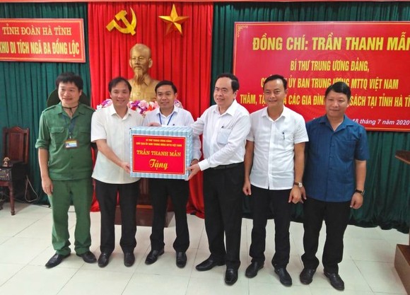 Chủ tịch Ủy ban Trung ương MTTQ Việt Nam tặng quà gia đình chính sách ở Hà Tĩnh ảnh 3