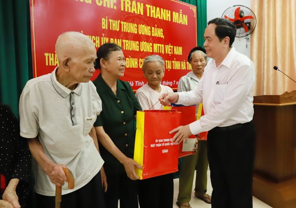 Chủ tịch Ủy ban Trung ương MTTQ Việt Nam tặng quà gia đình chính sách ở Hà Tĩnh ảnh 1