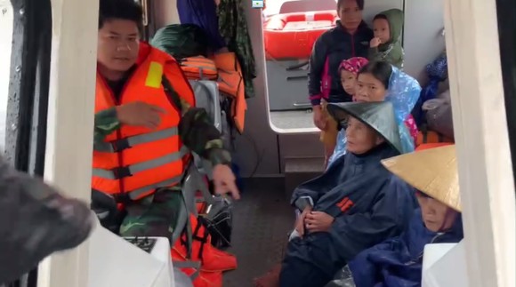 Vượt sông đưa 220 người dân ở 'ốc đảo' Hồng Lam đến nơi an toàn ảnh 7