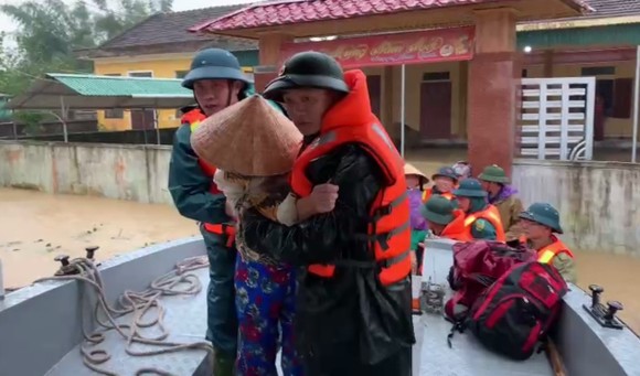 Vượt sông đưa 220 người dân ở 'ốc đảo' Hồng Lam đến nơi an toàn ảnh 1