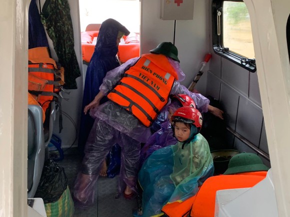 Vượt sông đưa 220 người dân ở 'ốc đảo' Hồng Lam đến nơi an toàn ảnh 6