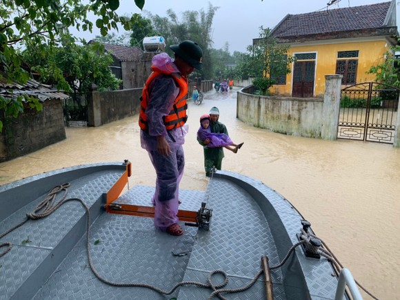 Vượt sông đưa 220 người dân ở 'ốc đảo' Hồng Lam đến nơi an toàn ảnh 3
