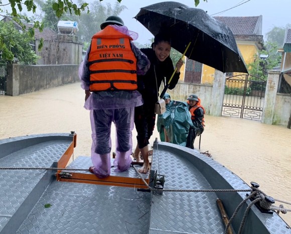 Vượt sông đưa 220 người dân ở 'ốc đảo' Hồng Lam đến nơi an toàn ảnh 4