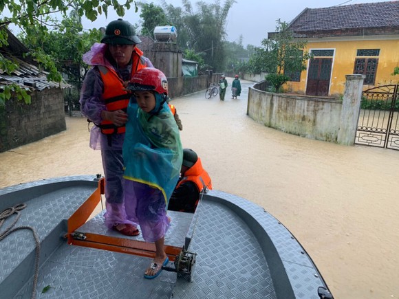 Vượt sông đưa 220 người dân ở 'ốc đảo' Hồng Lam đến nơi an toàn ảnh 5