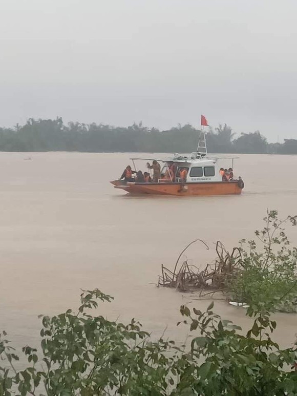 Vượt sông đưa 220 người dân ở 'ốc đảo' Hồng Lam đến nơi an toàn ảnh 8
