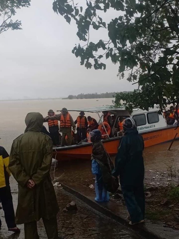 Vượt sông đưa 220 người dân ở 'ốc đảo' Hồng Lam đến nơi an toàn ảnh 9