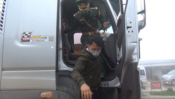 Phát hiện đối tượng trốn trên xe tải để nhập cảnh trái phép vào Việt Nam ảnh 2