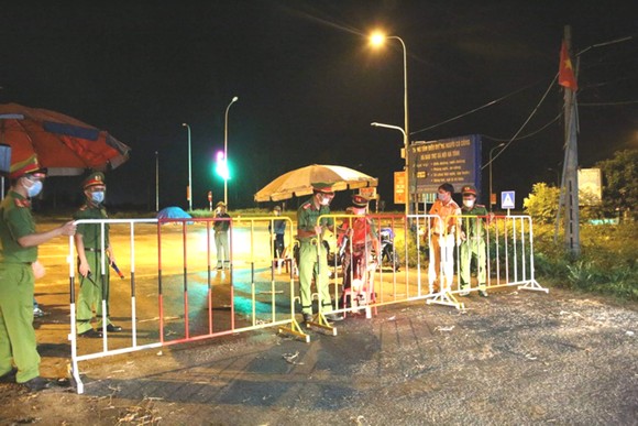 Lực lượng chức năng Hà Tĩnh lập chốt phong tỏa khu vực liên quan các bệnh nhận sinh sống trong đêm 11-6