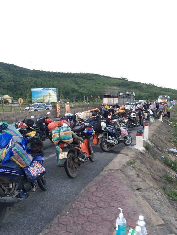 Hỗ trợ suất ăn nhanh, khẩu trang cho người dân đi xe máy từ miền Nam về quê ảnh 8