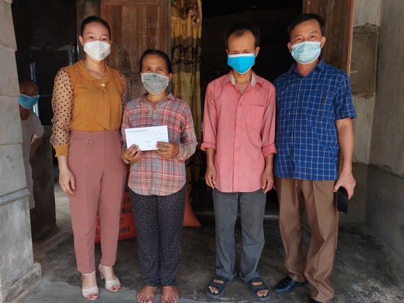 Trao 35,5 triệu đồng giúp 3 gia đình khó khăn ở Hà Tĩnh ảnh 2