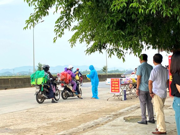 Hỗ trợ suất quà cho người dân tại điểm dừng chân tạm thời ở huyện Cẩm Xuyên