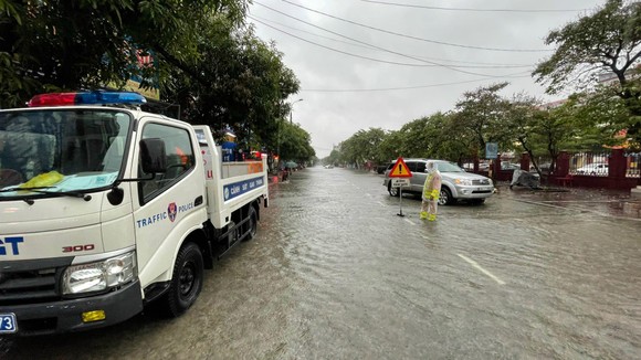 Mưa lớn kéo dài, nhiều tuyến đường ở thành phố Hà Tĩnh ngập trong biển nước ảnh 13