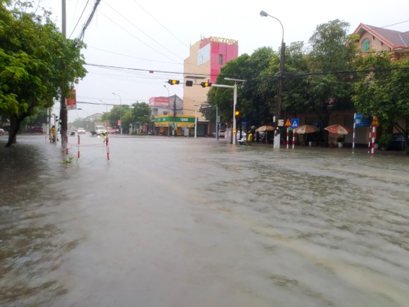 Mưa lớn kéo dài, nhiều tuyến đường ở thành phố Hà Tĩnh ngập trong biển nước ảnh 11