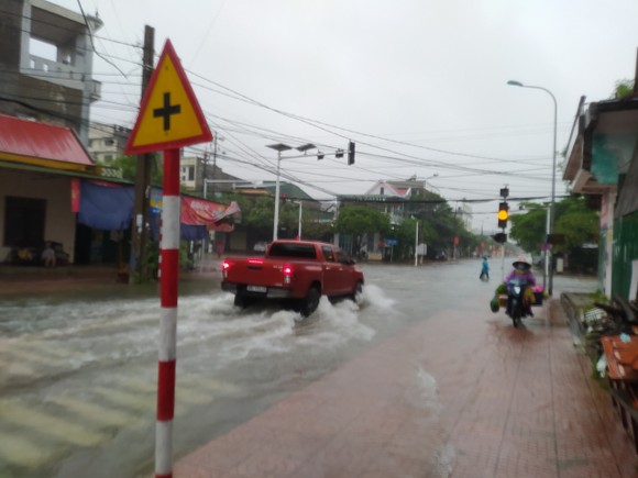 Mưa lớn kéo dài, nhiều tuyến đường ở thành phố Hà Tĩnh ngập trong biển nước ảnh 2