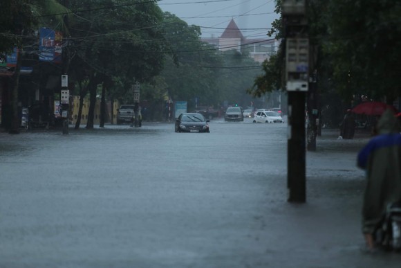 Mưa lớn kéo dài, nhiều tuyến đường ở thành phố Hà Tĩnh ngập trong biển nước ảnh 1